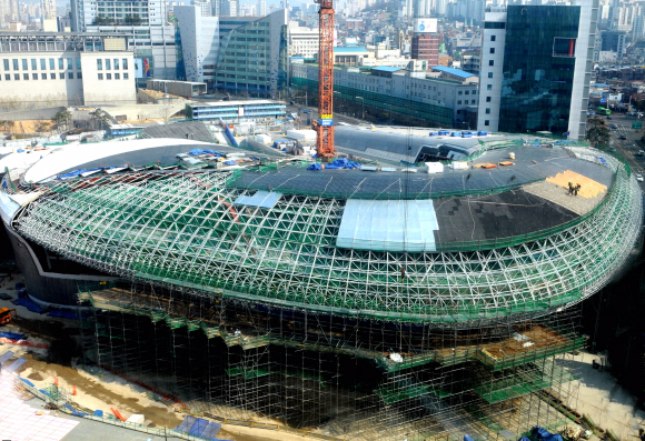 옛 동대문운동장 자리에 들어서는 서울 동대문디자인플라자가 13일 위용을 드러내고 있다. 이호정기자 hojeong@seoul.co.kr