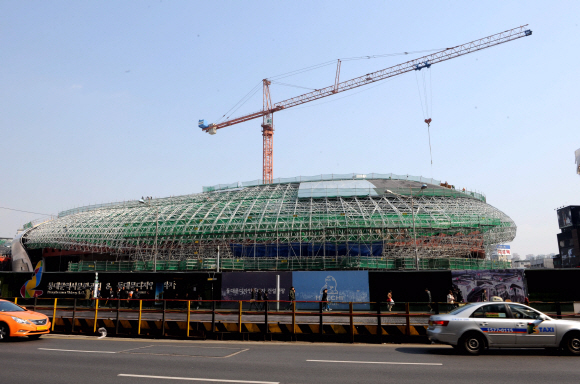 옛 동대문운동장 자리에 들어서는 서울 동대문디자인플라자가 13일 위용을 드러내고 있다. 이호정기자 hojeong@seoul.co.kr