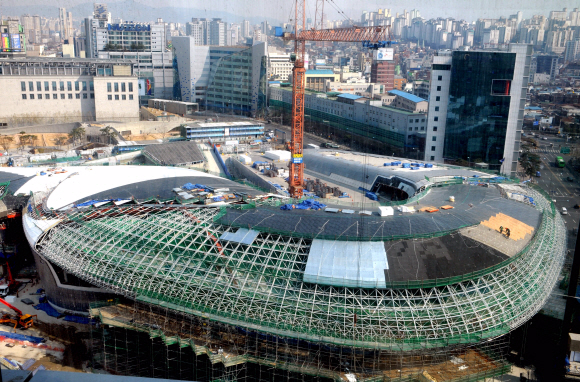 옛 동대문운동장 자리에 들어서는 서울 동대문디자인플라자가 13일 위용을 드러내고 있다. 이호정기자 hojeong@seoul.co.kr