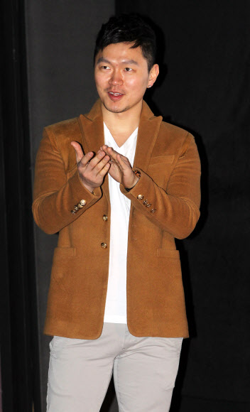 배우 양동근이 14일 오전 서울 마포구 성산동 CGV상암점에서 열린 OCN 드라마 ‘히어로’ 제작발표회에서 박수를 치며 입장하고 있다. 연합뉴스