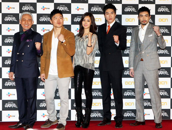 배우 손병호(왼쪽부터), 양동근, 한채아, 최철호, 오타니 료헤이가 14일 오전 서울 마포구 성산동 CGV상암점에서 열린 OCN 드라마 ‘히어로’ 제작발표회에서 포즈를 취하고 있다. 연합뉴스