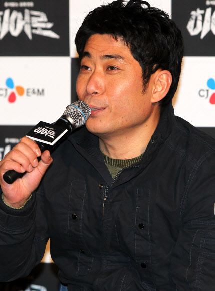 김홍선PD가 14일 오전 서울 마포구 성산동 CGV상암점에서 열린 OCN 드라마 ‘히어로’ 제작발표회에서 질문에 답하고 있다. 연합뉴스