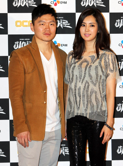 배우 양동근(왼쪽)과 한채아가 14일 오전 서울 마포구 성산동 CGV상암점에서 열린 OCN 드라마 ‘히어로’ 제작발표회에서 포즈를 취하고 있다. 연합뉴스
