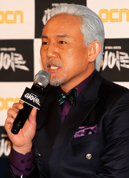 배우 손병호가 14일 오전 서울 마포구 성산동 CGV상암점에서 열린 OCN 드라마 ‘히어로’ 제작발표회에서 질문에 답하고 있다. 연합뉴스