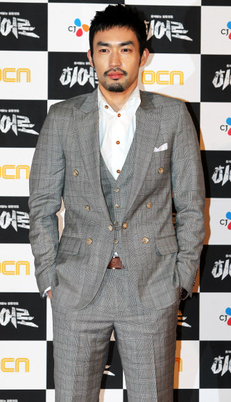 배우 오타니 료헤이가 14일 오전 서울 마포구 성산동 CGV상암점에서 열린 OCN 드라마 ‘히어로’ 제작발표회에서 포즈를 취하고 있다.  연합뉴스
