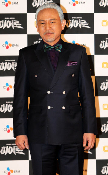 배우 손병호가 14일 오전 서울 마포구 성산동 CGV상암점에서 열린 OCN 드라마 ‘히어로’ 제작발표회에서 포즈를 취하고 있다. 연합뉴스