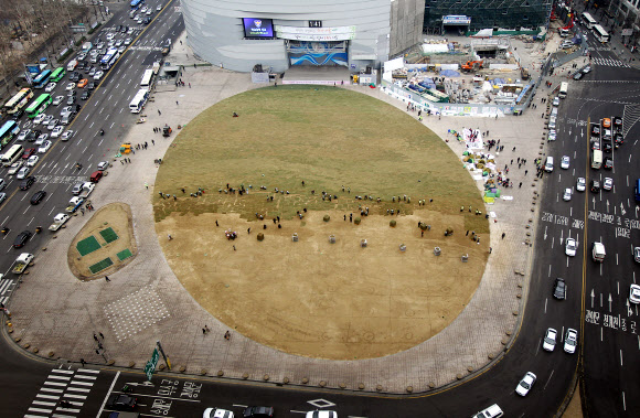 14일 오후 시청 앞 서울광장에서 서울시 관계자들이 새봄을 맞아 잔디를 교체하고 있다.