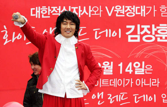 14일 오후 서울 서대문구 창천동 현대백화점 유플렉스 앞 광장에서 열린 ‘화이트 앤 레드 데이 콘서트’에서 가수 김장훈이 열창 하고 있다.  연합뉴스