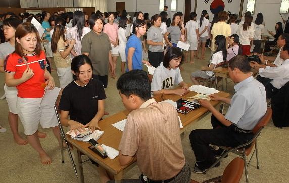여경 채용시험 응시자들이 신체검사를 받고 있는 모습. 2006년  충남경찰청 상무관. 서울신문 포토라이브러리