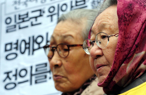 계속되는 수요집회  이달들어 두 명의 위안부 피해 할머니가 잇따라 타계한 가운데 14일 오후 서울 중학동 주한 일본대사관 앞에서 열린 제1013차 수요집회에서 피해 할머니들이 조속한 위안부 문제 해결을 촉구하고 있다. 박지환기자 popocar@seoul.co.kr