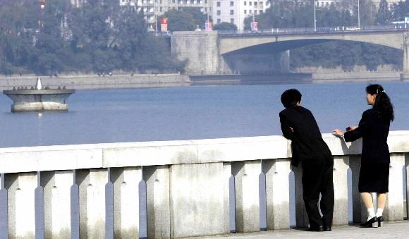 평양시 대동강 강변 유원지에서 젊은 남녀가 강물을 바라보며 데이트를 하고 있다. 서울신문 포토라이브러리