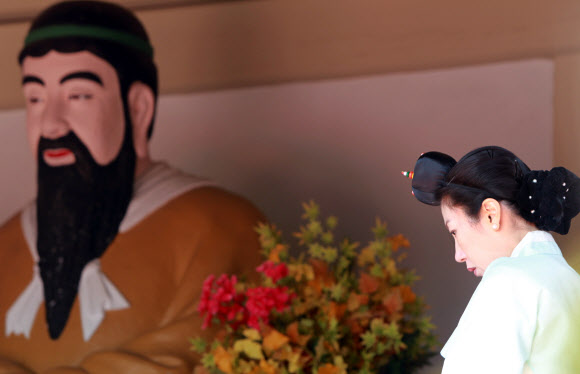 단기 4345년 어천절을 맞아 15일 오전 서울 사직공원 내 단군성전에서 단군 성조를 기리는 ‘어천절 대제’가 열리고 있다.  연합뉴스