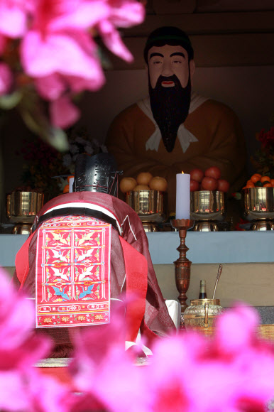 단기 4345년 어천절을 맞아 15일 오전 서울 사직공원 내 단군성전에서 단군 성조를 기리는 ‘어천절 대제’가 열리고 있다.  연합뉴스