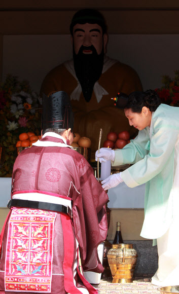 단기 4345년 어천절을 맞아 15일 오전 서울 사직공원 내 단군성전에서 단군 성조를 기리는 ‘어천절 대제’가 열리고 있다.  연합뉴스