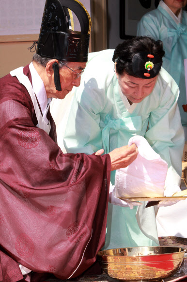 단기 4345년 어천절을 맞아 15일 오전 서울 사직공원 내 단군성전에서 단군 성조를 기리는 ‘어천절 대제’가 열리고 있다.  연합뉴스