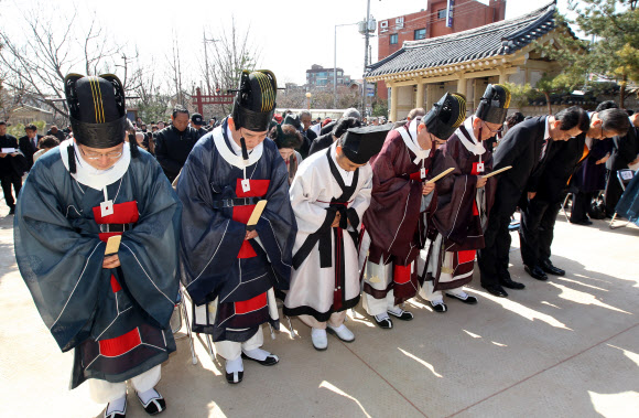 단기 4345년 어천절을 맞아 15일 오전 서울 사직공원 내 단군성전에서 단군 성조를 기리는 ‘어천절 대제’가 열리고 있다.  연합뉴스
