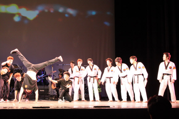 코스타리카 국제예술제 한국이 주빈국으로 초청된 ‘2012 코스타리카 국제예술제’가 15일(현지시간) 코스타리카 산호세 국립극장에서 관객의 열광적인 호응 속에 개막했다. 산호세<코스타리카>=연합뉴스