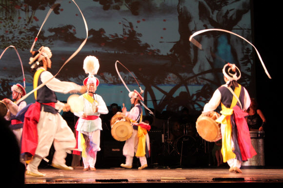 코스타리카 국제예술제 한국이 주빈국으로 초청된 ‘2012 코스타리카 국제예술제’가 15일(현지시간) 코스타리카 산호세 국립극장에서 관객의 열광적인 호응 속에 개막했다. 산호세<코스타리카>=연합뉴스