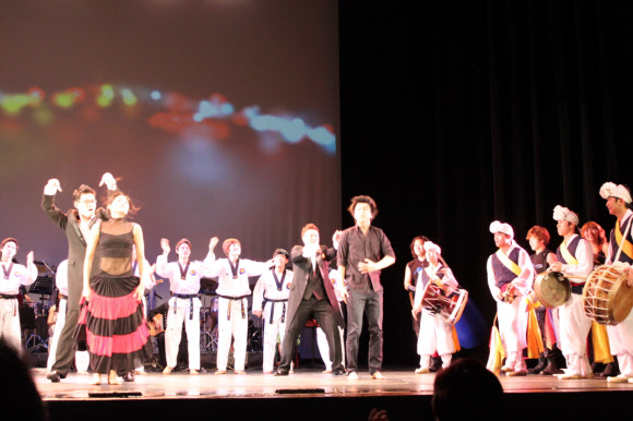 코스타리카 국제예술제 한국이 주빈국으로 초청된 ‘2012 코스타리카 국제예술제’가 15일(현지시간) 코스타리카 산호세 국립극장에서 관객의 열광적인 호응 속에 개막했다. 산호세<코스타리카>=연합뉴스