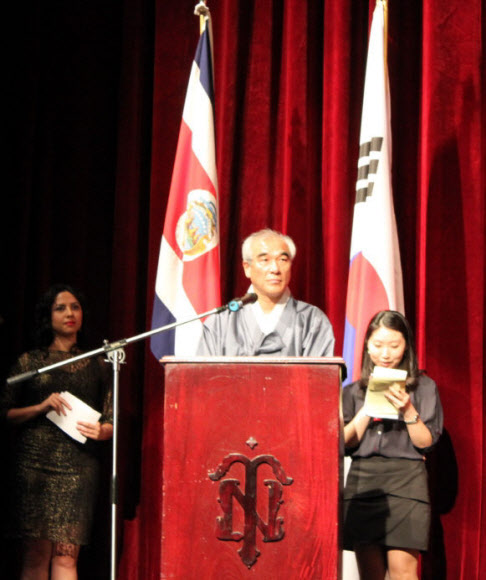 코스타리카 국제예술제에서 축사하는 최광식 장관 한국이 주빈국으로 초청된 ‘2012 코스타리카 국제예술제’가 15일(현지시간) 코스타리카 산호세 국립극장에서 관객의 열광적인 호응 속에 개막했다. 최광식 문화체육관광부 장관이 축사를 하고 있다. 산호세<코스타리카>=연합뉴스