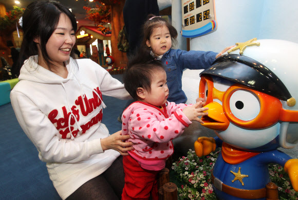 16일 오후 경기도 고양시 일산서구 대화동 킨텍스에 오픈한 뽀로로파크에서 어린이들이 뽀로로 인형을 만지며 즐거워 하고 있다.  연합뉴스