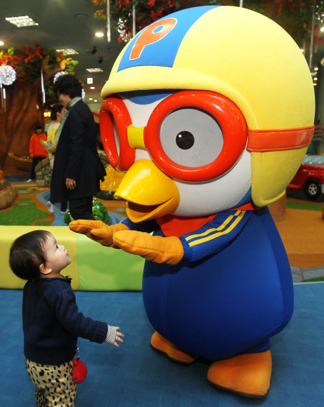 16일 오후 경기도 고양시 일산서구 대화동 킨텍스에 오픈한 뽀로로파크에서 어린이들이 뽀로로와 즐거운 시간을 보내고 있다.  연합뉴스