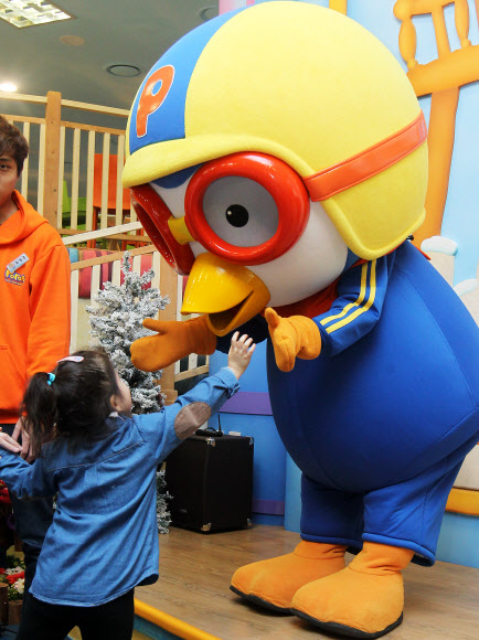 16일 오후 경기도 고양시 일산서구 대화동 킨텍스에 오픈한 뽀로로파크에서 어린이들이 뽀로로와 즐거운 시간을 보내고 있다.  연합뉴스