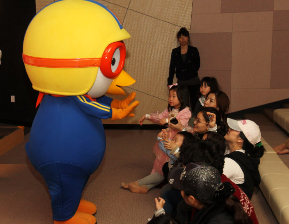 16일 오후 경기도 고양시 일산서구 대화동 킨텍스에 오픈한 뽀로로파크에서 어린이들이 뽀로로와 즐거운 시간을 보내고 있다.  연합뉴스