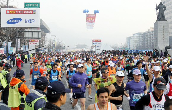 18일 오전 서울 도심에서 열린 2012 서울국제마라톤대회에 참가한 시민들이 힘차게 달리고 있다.  연합뉴스