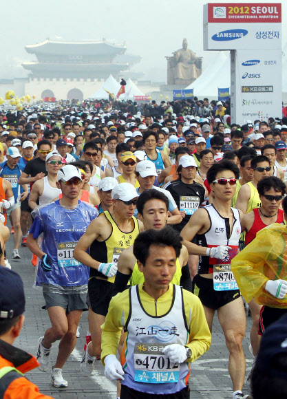 18일 오전 서울 도심에서 열린 2012 서울국제마라톤대회에 참가한 시민들이 힘차게 달리고 있다.  연합뉴스
