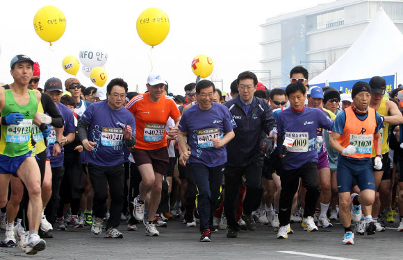 박원순 서울시장이 18일 오전 서울 도심에서 열린 2012 서울국제마라톤대회에 참가해 시민들과 함께 출발하고 있다. 연합뉴스