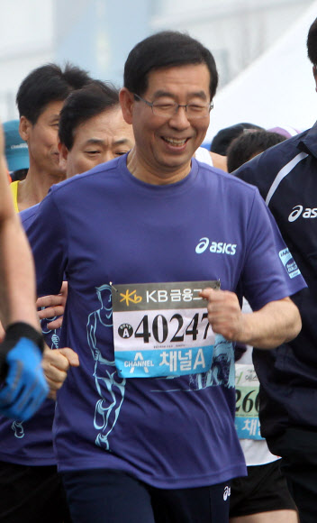 박원순 서울시장이 18일 오전 서울 도심에서 열린 2012 서울국제마라톤대회에 참가해 시민들과 함께 출발하고 있다. 연합뉴스