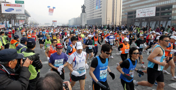 18일 오전 서울 도심에서 열린 2012 서울국제마라톤대회에 참가한 시민들이 힘차게 달리고 있다.  연합뉴스