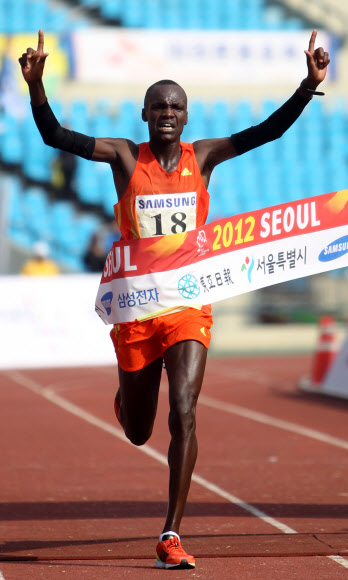 18일 서울 도심에서 열린 2012 서울국제마라톤대회에서 케냐의 윌슨 로야나에 에루페가 2시간 5분대로 통과해 1위로 결승선을 통과하고 있다.  연합뉴스