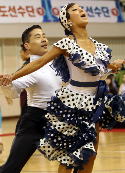 18일 오전 대전시 중구 한밭운동장 내 한밭실내체육관에서 열린 ‘제11회 코리아 골드컵-전국 댄스스포츠 경기대회’에서 참가 선수들이 ‘아마추어 라틴’ 부문 경연을 펼치고 있다. 연합뉴스