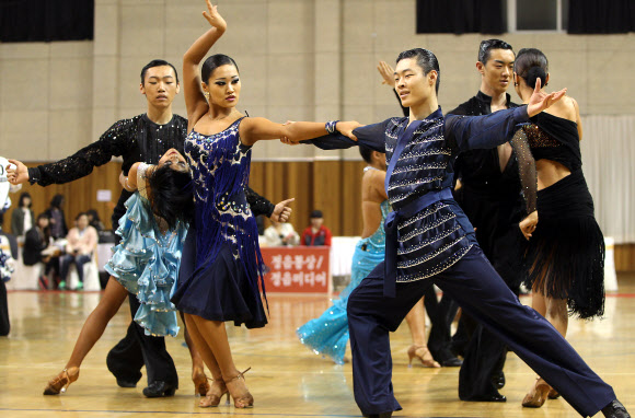 18일 오전 대전시 중구 한밭운동장 내 한밭실내체육관에서 열린 ‘제11회 코리아 골드컵-전국 댄스스포츠 경기대회’에서 참가 선수들이 ‘아마추어 라틴’ 부문 경연을 펼치고 있다.  연합뉴스