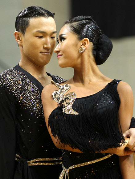 18일 오전 대전시 중구 한밭운동장 내 한밭실내체육관에서 열린 ‘제11회 코리아 골드컵-전국 댄스스포츠 경기대회’에서 참가 선수들이 ‘아마추어 라틴’ 부문 경연을 펼치고 있다.  연합뉴스