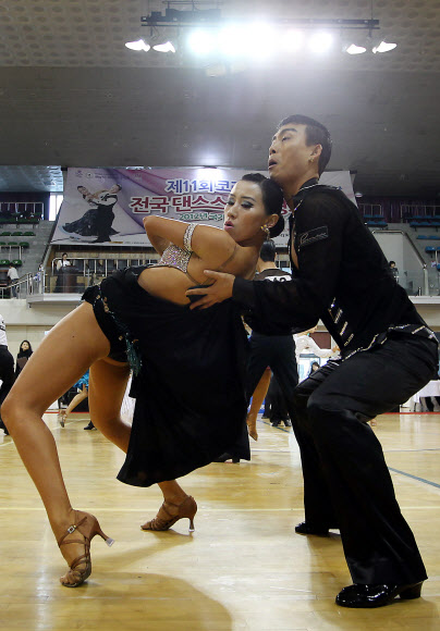 18일 오전 대전시 중구 한밭운동장 내 한밭실내체육관에서 열린 ‘제11회 코리아 골드컵-전국 댄스스포츠 경기대회’에서 참가 선수들이 ‘아마추어 라틴’ 부문 경연을 펼치고 있다.  연합뉴스