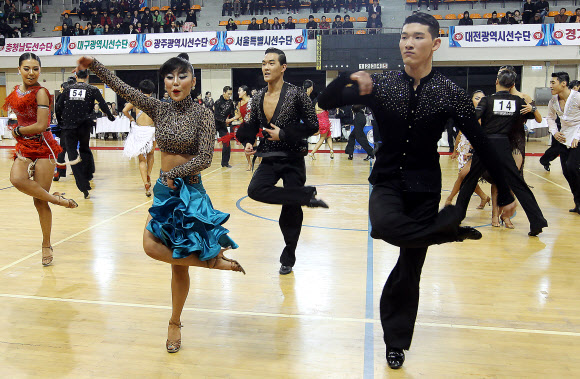18일 오전 대전시 중구 한밭운동장 내 한밭실내체육관에서 열린 ‘제11회 코리아 골드컵-전국 댄스스포츠 경기대회’에서 참가 선수들이 ‘아마추어 라틴’ 부문 경연을 펼치고 있다.  연합뉴스