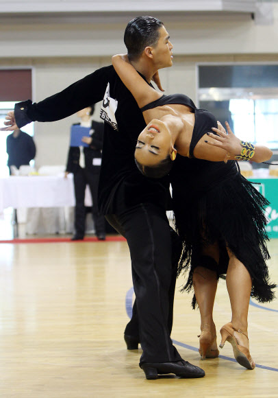 18일 오전 대전시 중구 한밭운동장 내 한밭실내체육관에서 열린 ‘제11회 코리아 골드컵-전국 댄스스포츠 경기대회’에서 참가 선수들이 ‘아마추어 라틴’ 부문 경연을 펼치고 있다.  연합뉴스