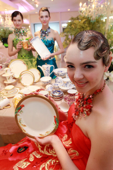 한국도자기(주)가 19일 오전 서울 강남구 신사동 앙드레김 아뜰리에에서 디자이너 앙드레김의 작품세계가 담긴 도자기를 선보였다. 연합뉴스