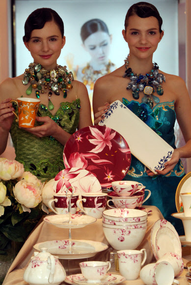 한국도자기(주)가 19일 오전 서울 강남구 신사동 앙드레김 아뜰리에에서 디자이너 앙드레김의 작품세계가 담긴 도자기를 선보였다. 연합뉴스