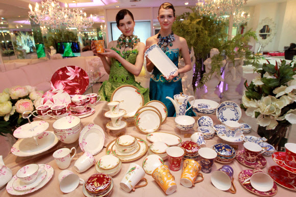 한국도자기(주)가 19일 오전 서울 강남구 신사동 앙드레김 아뜰리에에서 디자이너 앙드레김의 작품세계가 담긴 도자기를 선보였다. 연합뉴스