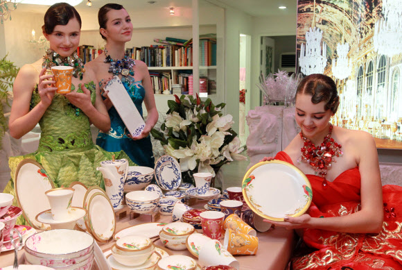 한국도자기(주)가 19일 오전 서울 강남구 신사동 앙드레김 아뜰리에에서 디자이너 앙드레김의 작품세계가 담긴 도자기를 선보였다. 연합뉴스