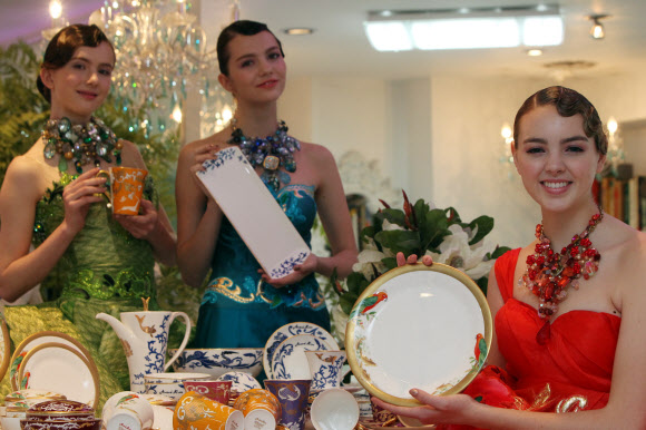 한국도자기(주)가 19일 오전 서울 강남구 신사동 앙드레김 아뜰리에에서 디자이너 앙드레김의 작품세계가 담긴 도자기를 선보였다. 연합뉴스