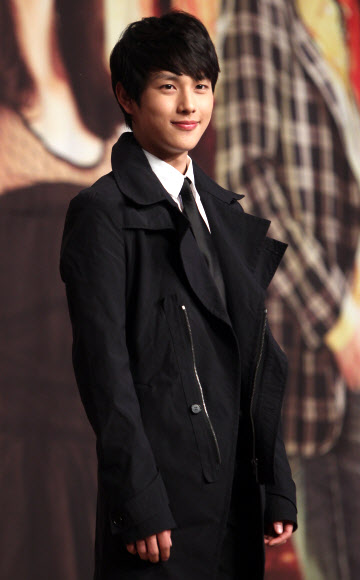 19일 오후 서울 잠실 롯데호텔에서 열린 KBS 새 수목드라마 ‘적도의 남자’ 제작발표회에서 배우 임시완이 포즈를 취하고 있다. 연합뉴스