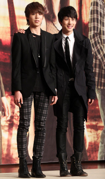 19일 오후 서울 잠실 롯데호텔에서 열린 KBS 새 수목드라마 ‘적도의 남자’ 제작발표회에서 배우 이현우(왼쪽)과 임시완이 포즈를 취하고 있다. 연합뉴스