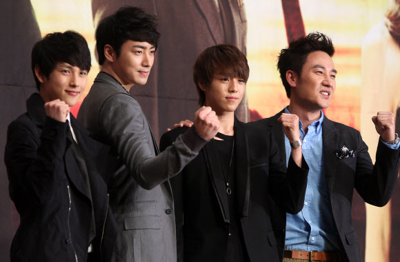 19일 오후 서울 잠실 롯데호텔에서 열린 KBS 새 수목드라마 ‘적도의 남자’ 제작발표회에서 배우 임시완(왼쪽부터), 이준혁, 이현우, 엄태웅이 포즈를 취하고 있다. 연합뉴스
