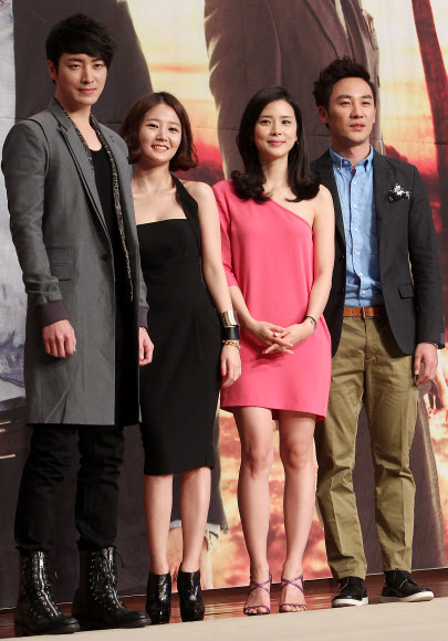 19일 오후 서울 잠실 롯데호텔에서 열린 KBS 새 수목드라마 ‘적도의 남자’ 제작발표회에서 배우 이준혁(왼쪽부터), 임정은, 이보영, 엄태웅이 포즈를 취하고 있다. 연합뉴스