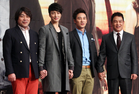 19일 오후 서울 잠실 롯데호텔에서 열린 KBS 새 수목드라마 ‘적도의 남자’ 제작발표회에서 배우 이원종(왼쪽부터), 이준혁, 엄태웅, 김영철이 포즈를 취하고 있다. 연합뉴스